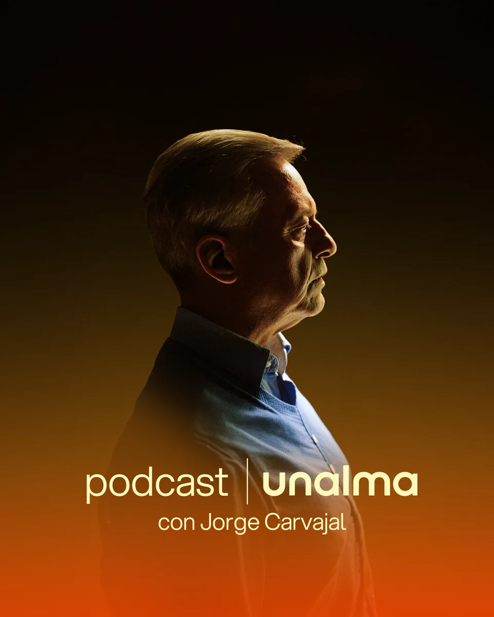 Key art del podcast de Unalma con Jorge Carvajal, retrato de perfil sobre degradado naranja